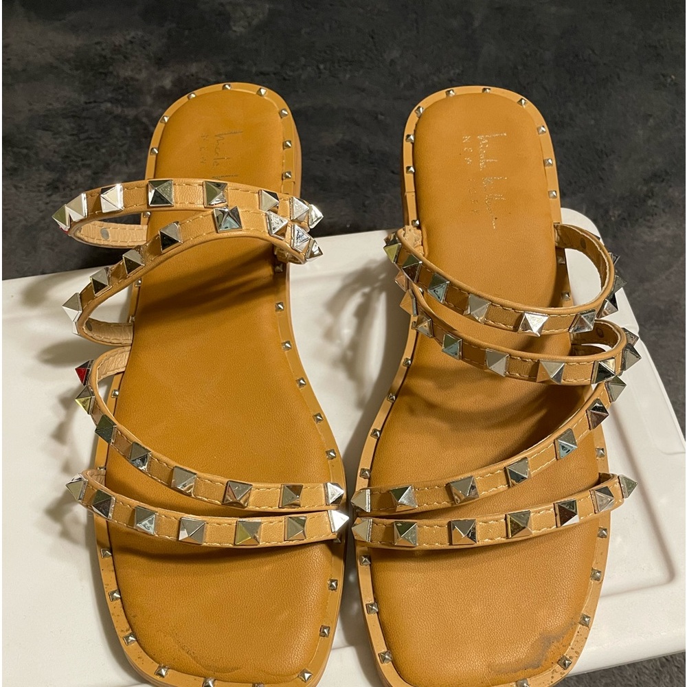 Nicole Miller Beige Flat Sandal, Size 9.5, Silver hardware, brand NEW.